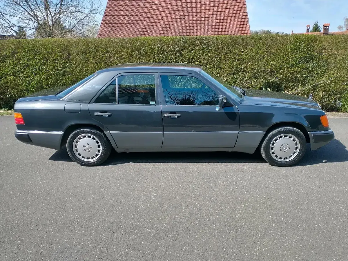 Gebraucht Mercedes E230 132 PS (97 kW) 1991 Schwarz Limousine