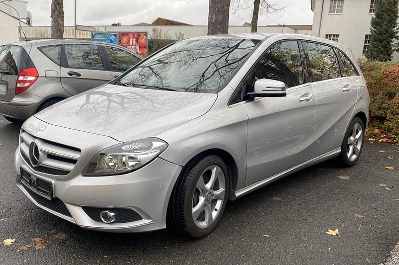 Używany Mercedes B200 156 KM (114 kW) 2012 Srebrny Minivan
