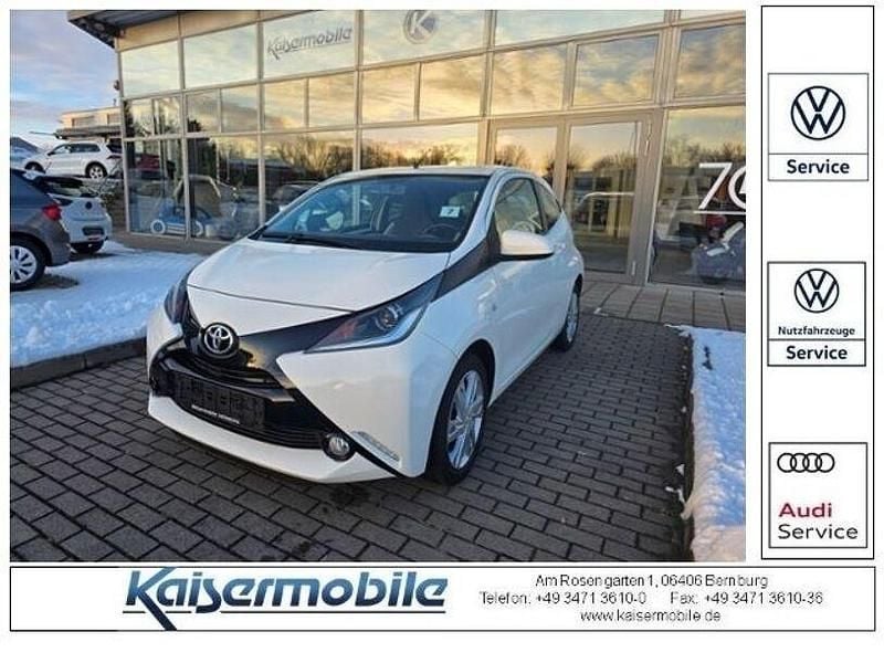 Gebraucht Toyota Aygo X-play 69 PS (50 kW) 2017 Weiß Kleinwagen