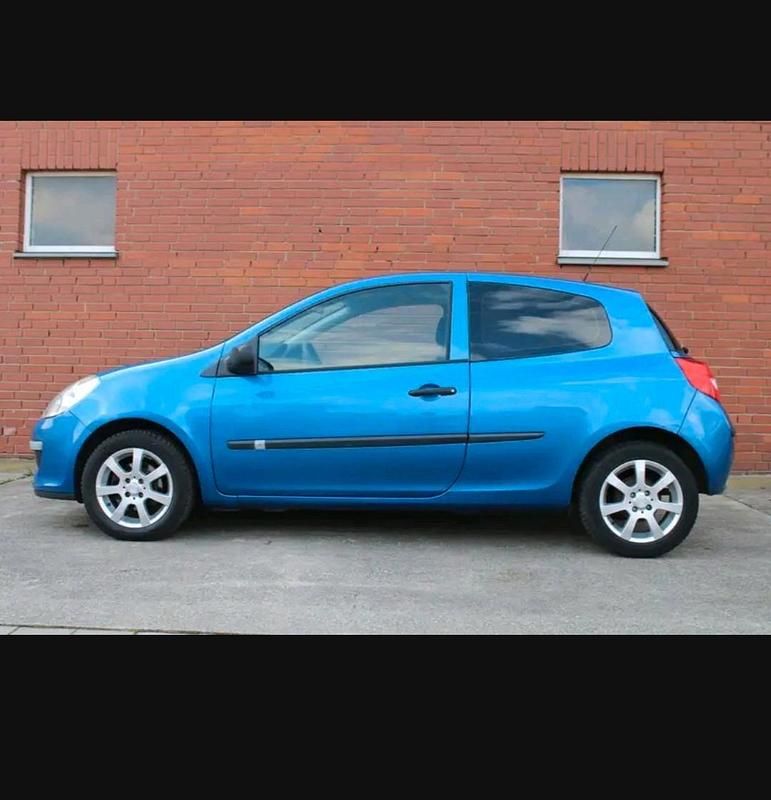 Blau Gebraucht 2006 Renault Clio II Kleinwagen | 900 € (Guter Preis) - Bild 1/4