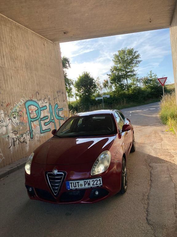 Rot Gebraucht 2012 Alfa Romeo Giulietta Kleinwagen | 4.000 € (Fairer Preis) - Bild 1/4