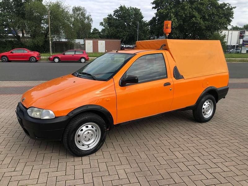 Gebraucht Fiat Strada 63 PS (46 kW) 2003 Kommunalorange (ral 2011) Abholung