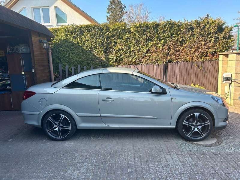 Grau Gebraucht 2009 Opel Astra Cabriolet Edition Cabrio | 3.900 € (Fairer Preis) - Bild 1/4