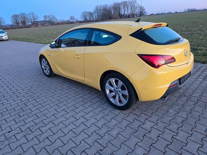 Gebraucht Opel Astra GTC Edition 179 PS (131 kW) 2012 Gelb Limousine