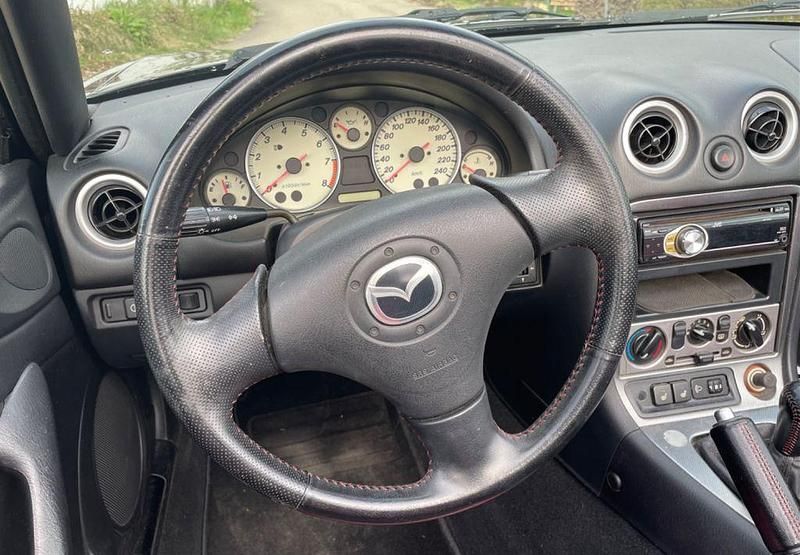 Second-hand Mazda MX5 110 CP (80 kW) 2004 Negru Cabrio