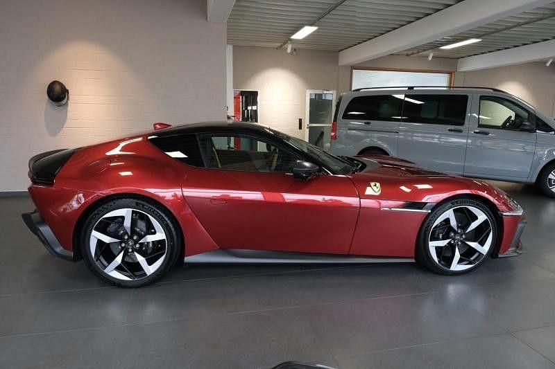 Neu Ferrari 12 Cilindri 831 PS (611 kW) 2025 Rot