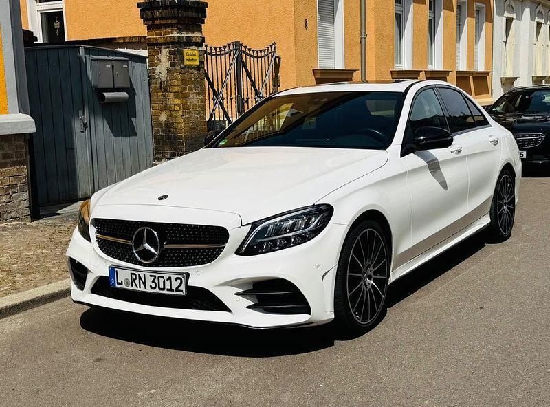 Weiß Gebraucht 2021 Mercedes C180 AMG line Limousine | 29.000 € (Superpreis) - Bild 1/4