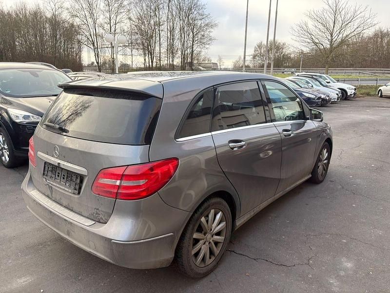 Gebraucht Mercedes B180 109 PS (80 kW) 2015 Grau Van / Kleinbus