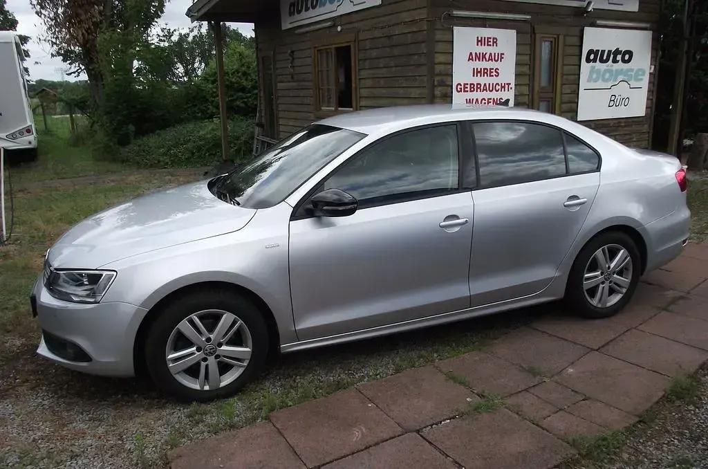Gebraucht VW Jetta Match 105 PS (77 kW) 2013 Silber Limousine