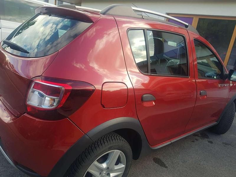 Rot Gebraucht 2014 Dacia Sandero Prestige Kleinwagen | 3.900 € (Fairer Preis) - Bild 1/3