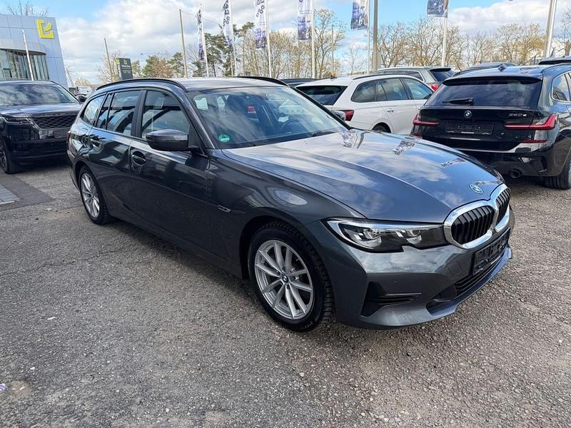 Gebraucht BMW 320e 163 PS (119 kW) 2022 Grau Kombi