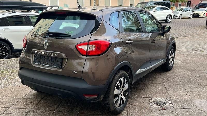 Second-hand Renault Captur Expression 90 CP (66 kW) 2015 Maro SUV