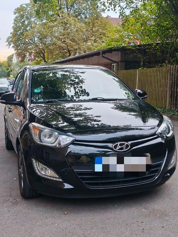 Schwarz Gebraucht 2014 Hyundai i20 Edition Kleinwagen | 6.600 € (Etwas zu teuer) - Bild 1/4