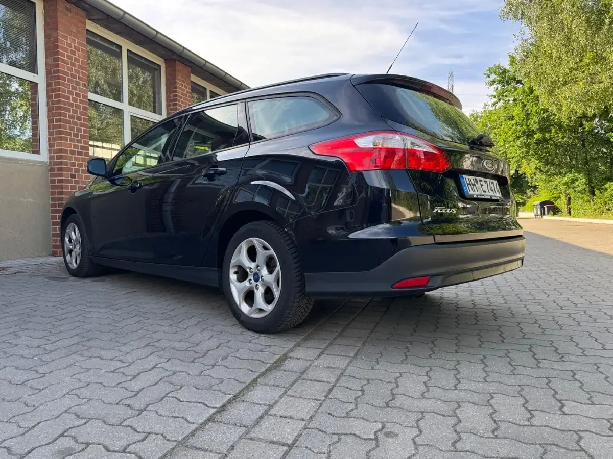 Gebraucht Ford Focus 105 PS (77 kW) 2011 Schwarz Kombi