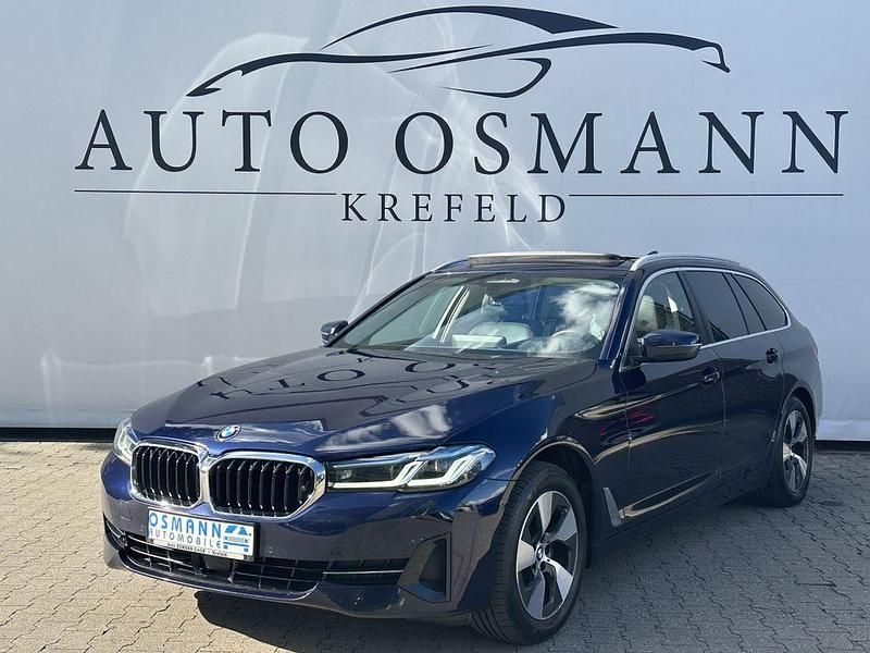 Tansanitblau ii metallic Gebraucht 2022 BMW 520 Sport Line Kombi | 31.950 € (Fairer Preis) - Bild 1/4