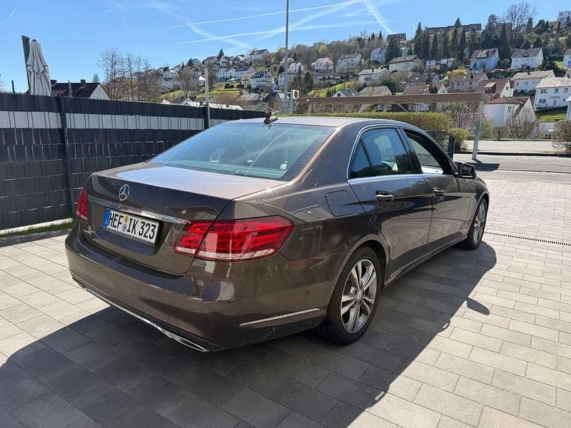 Gebraucht Mercedes E220 Edition 170 PS (125 kW) 2014 Braun Limousine