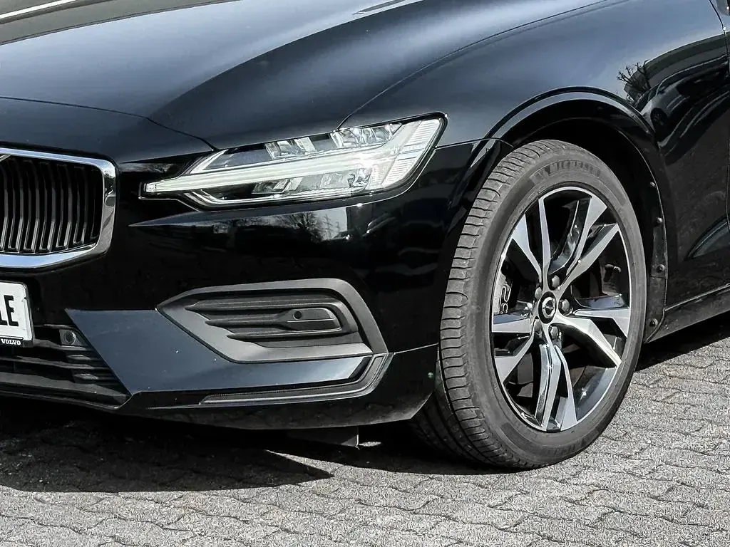 Gebraucht Volvo V60 163 PS (119 kW) 2023 Black solid / solid Kombi