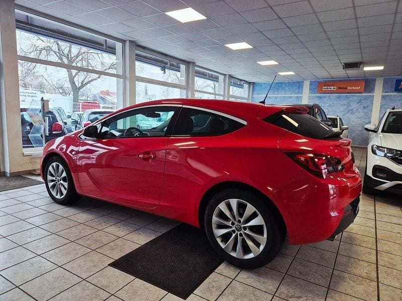 Gebraucht Opel Astra GTC Innovation 140 PS (102 kW) 2012 Rot Coupé