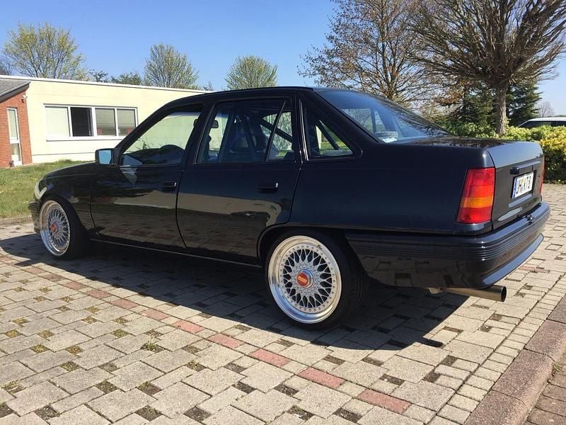 Gebraucht Opel Kadett 362 PS (266 kW) 1991 Schwarz Kleinwagen