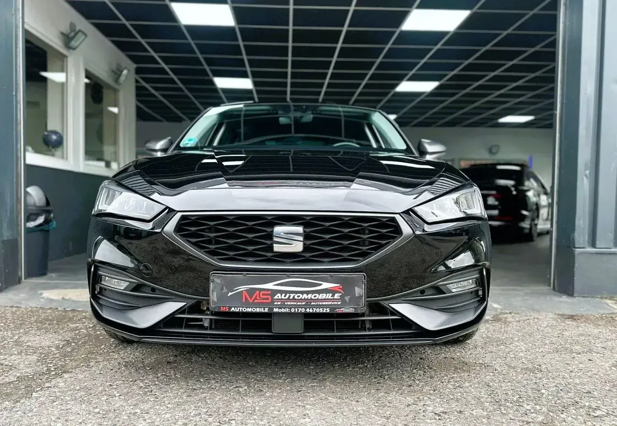 Usado Seat Leon FR 204 CV (150 kW) 2023 Negro Berlina