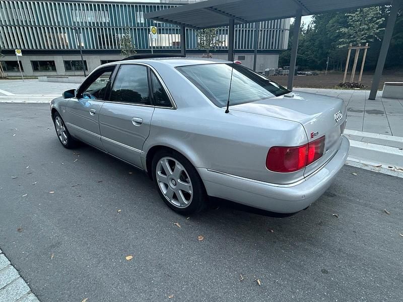 Second-hand Audi S8 365 CP (268 kW) 2000 Argintiu Berlinǎ