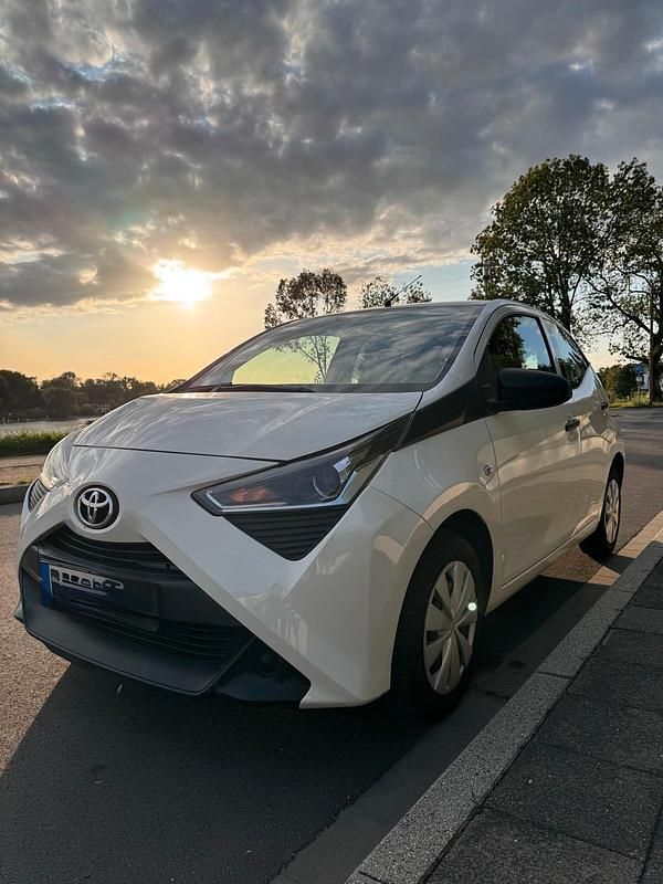 Weiß Gebraucht 2021 Toyota Aygo Kleinwagen | 8.200 € (Guter Preis) - Bild 1/4