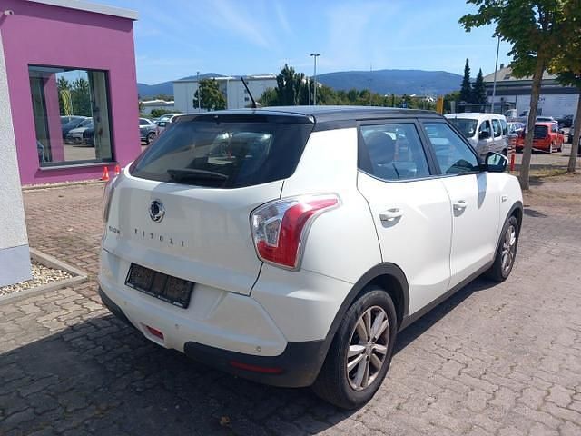 Weiß / schwarz weiß / schwarz Gebraucht 2018 Ssangyong (KGM) Tivoli Crystal SUV | 11.646 € (Etwas zu teuer) - Bild 1/4