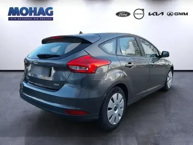 Używany Ford Focus Trend 101 KM (74 kW) 2018 Szary Sedan/Limuzyna