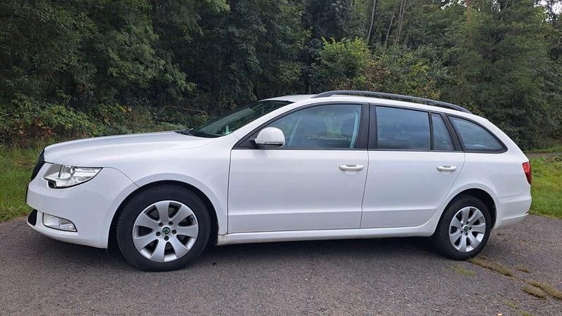 Weiß Gebraucht 2012 Skoda Superb Active Kombi | 8.700 € (Fairer Preis) - Bild 1/4
