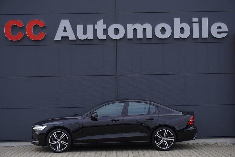 Onyx black / metallic Gebraucht 2021 Volvo S60 R-Design Limousine | 33.880 € (Etwas zu teuer) - Bild 1/4