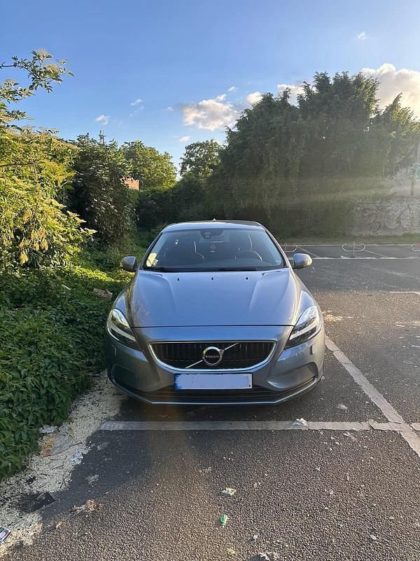 Blau Gebraucht 2016 Volvo V40 Kombi | 7.300 € (Superpreis) - Bild 1/4