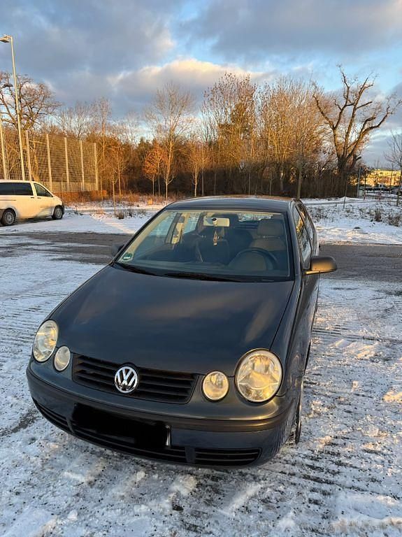Grau Gebraucht 2005 VW Polo Limousine | 2.790 € (Fairer Preis) - Bild 1/4