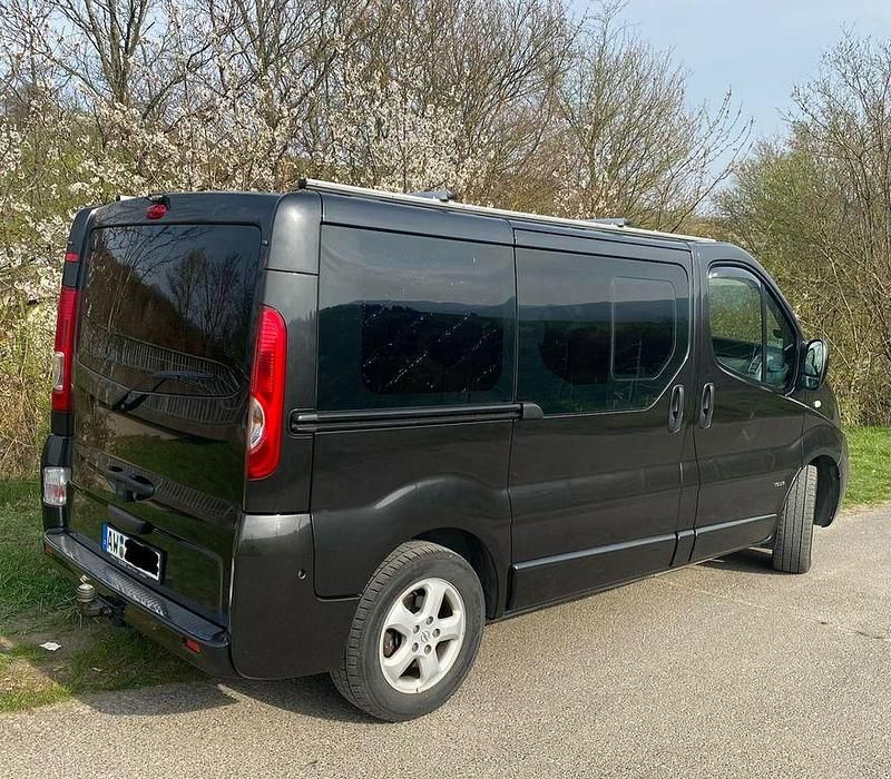 Gebraucht Opel Vivaro 145 PS (106 kW) 2011 Schwarz Van / Kleinbus