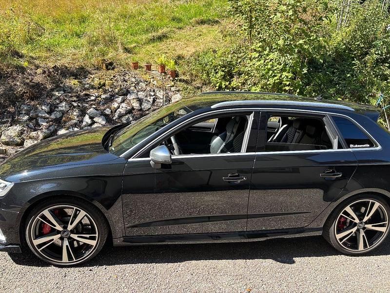 Schwarz Gebraucht 2018 Audi RS3 Ambiente Kleinwagen | 42.999 € (Etwas zu teuer) - Bild 1/4
