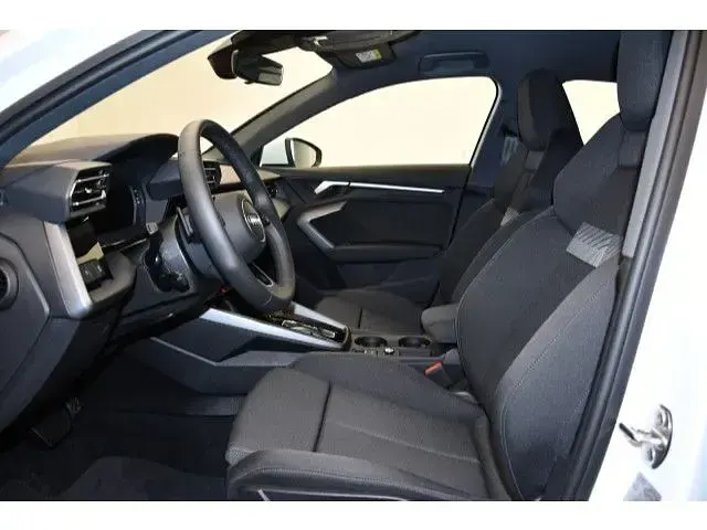Gebraucht Audi A3 Sport 150 PS (110 kW) 2025 Arkonaweiß Limousine