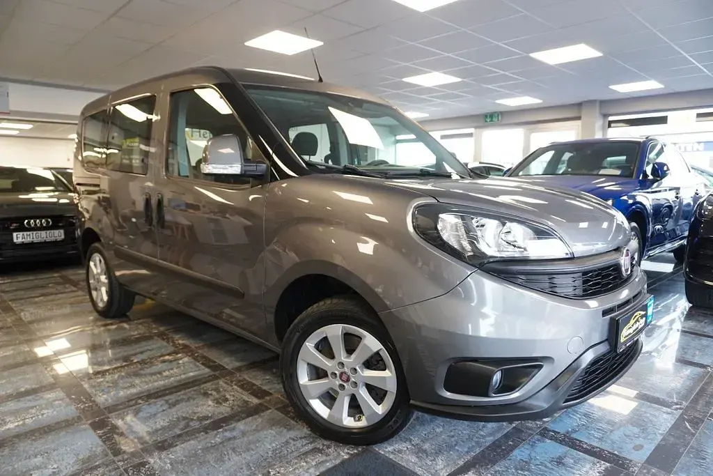 Gebraucht Fiat Doblò Lounge 95 PS (69 kW) 2019 Colore esterno (grau (met)) Van / Kleinbus
