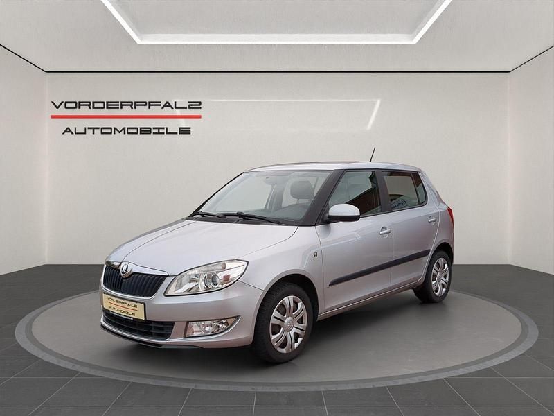 Silber Gebraucht 2013 Skoda Fabia Ambition Limousine | 5.990 € (Fairer Preis) - Bild 1/4