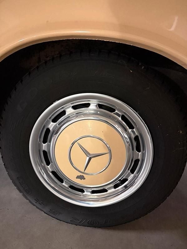 Usata Mercedes 200 108 CV (79 kW) 1982 Beige Berlina