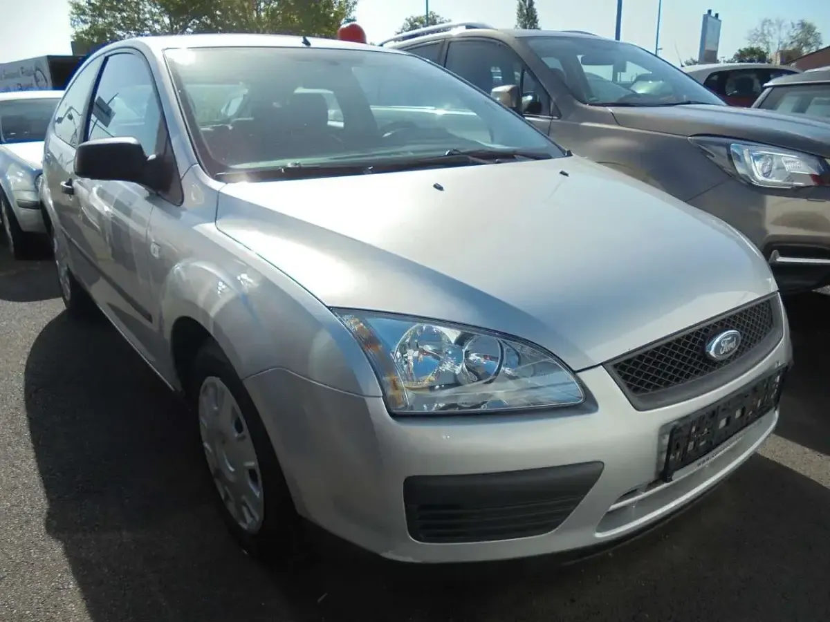 Gebraucht Ford Focus Trend 101 PS (74 kW) 2006 Silber Limousine