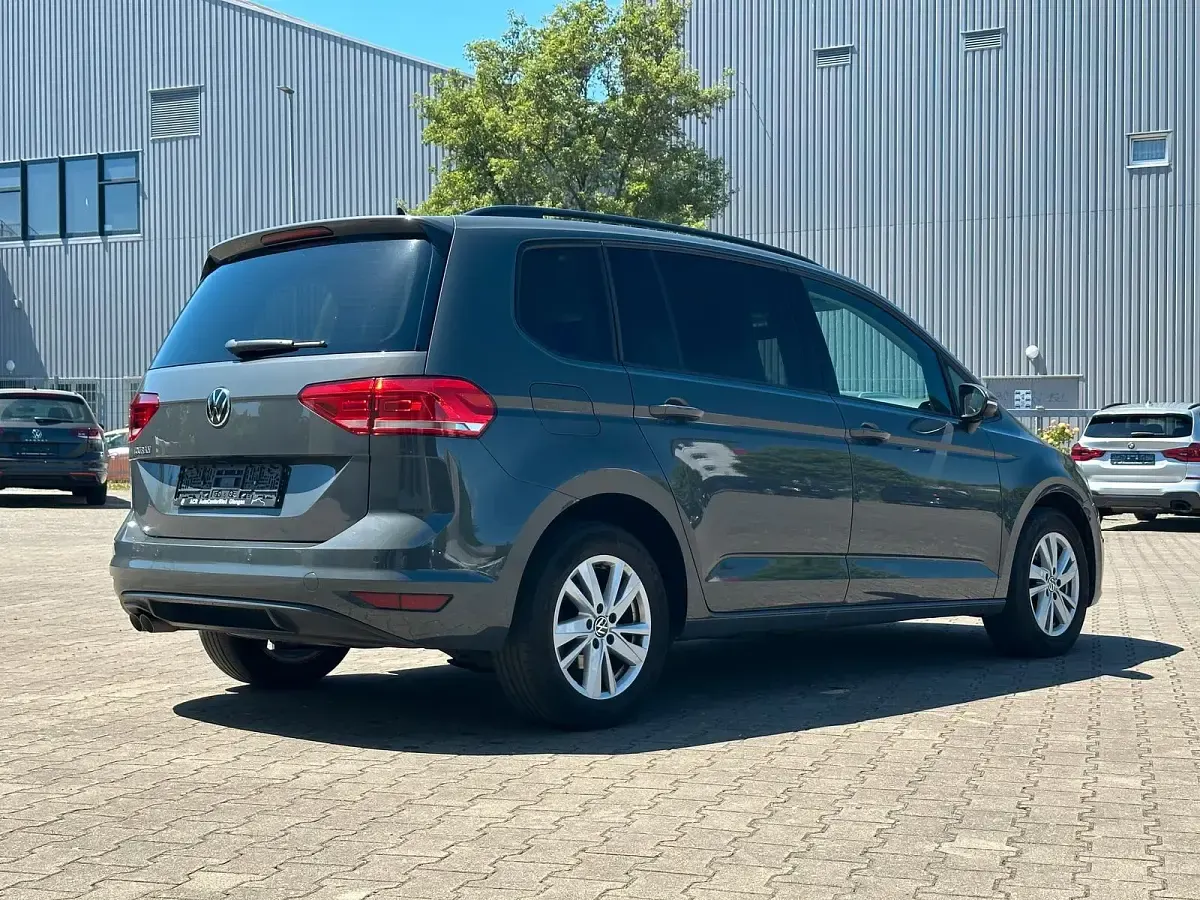 Gebraucht VW Touran Comfortline 150 PS (110 kW) 2021 Delfingrau metallic Van / Kleinbus