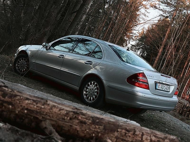 Grau Gebraucht 2004 Mercedes E240 Elegance Limousine | 3.400 € (Guter Preis) - Bild 1/4