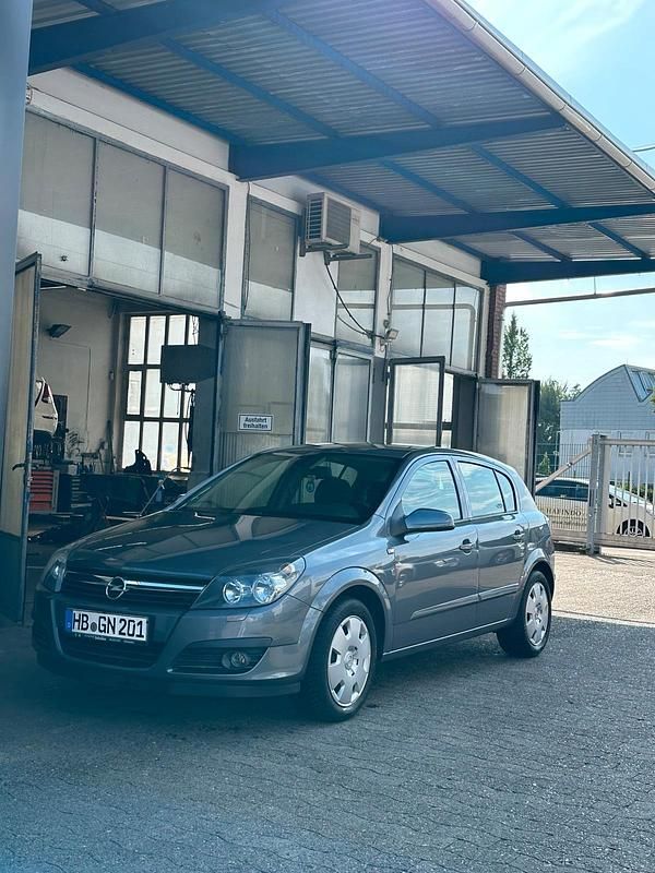Grau Gebraucht 2006 Opel Astra Kleinwagen | 2.700 € (Fairer Preis) - Bild 1/4