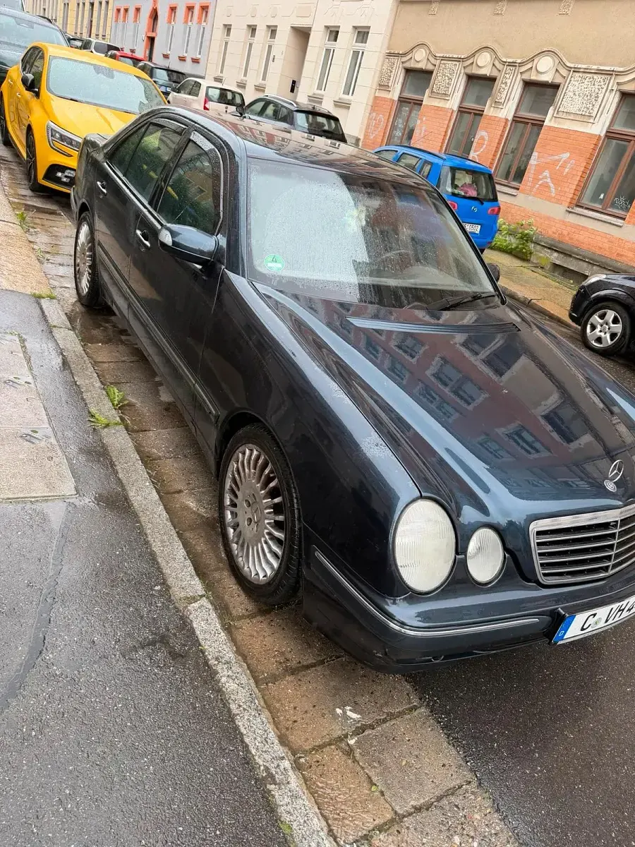 Gebraucht Mercedes E270 173 PS (127 kW) 2001 Blau Limousine