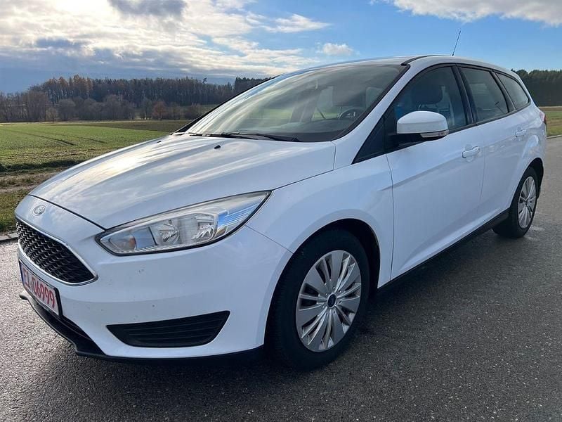 Weiß Gebraucht 2015 Ford Focus Trend Limousine | 3.000 € (Guter Preis) - Bild 1/4