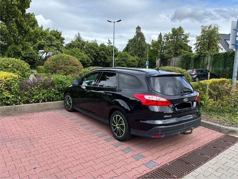Schwarz Gebraucht 2014 Ford Focus Kombi | 4.990 € (Fairer Preis) - Bild 1/2