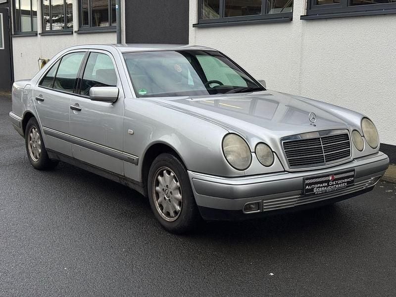 Grau Gebraucht 1997 Mercedes E230 Elegance Limousine | 1.280 € (Fairer Preis) - Bild 1/4
