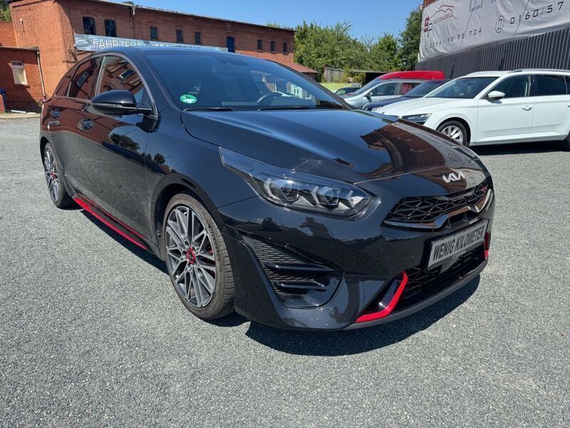 (1k) zilinaschwarz met. Gebraucht 2022 Kia ProCeed GT Kleinwagen | 27.499 € (Fairer Preis) - Bild 1/4