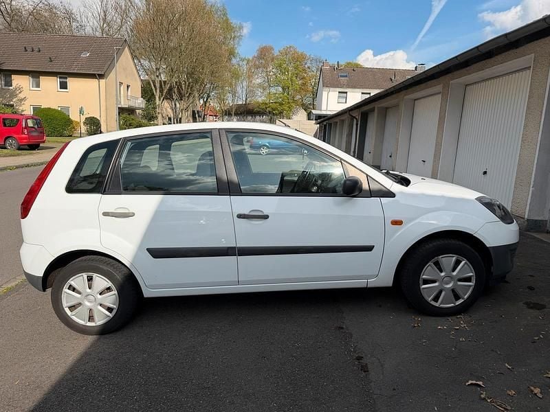 Gebraucht Ford Fiesta 68 PS (50 kW) 2009 Weiß Kleinwagen