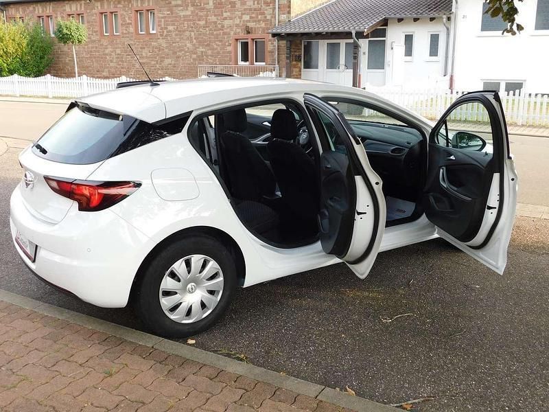 Schneeweiss/summitwhite/arctic Gebraucht 2020 Opel Astra Limousine | 12.100 € (Fairer Preis) - Bild 1/4