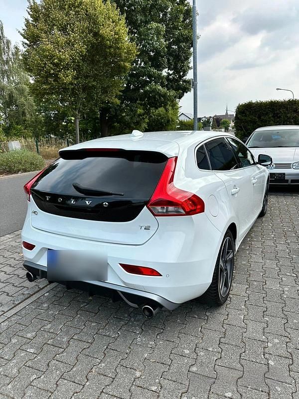 Gebraucht Volvo V40 R-Design 120 PS (88 kW) 2015 Weiß Limousine